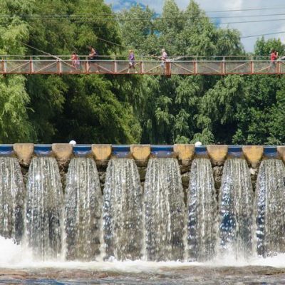 Mina Clavero: Esta ciudad a 8 km de distancia es el centro urbano más grande de la región. Por ella pasa el río mina Clavero, una de las maravillas naturales de Argentina. De noche cuenta con espectáculos al aire libre, paseos artesanales, teatros, pubs y una peatonal con intensa actividad.
