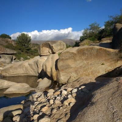 Paso de las Tropas: Es el balneario más conocido de la zona. Entrás por el vado y caminando río arriba encontrás un montón de lugarcitos únicos. Ollas, cascadas, playas de arena, piedras inmensas, y vistas increíbles de las Altas Cumbres.