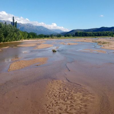Río de Los Sauces: Caminando 200 metros llegás a este manto de agua cálida y cristalina. Tiene kilómetros de playas de arena para recorrer o simplemente sentarse a contemplar la belleza del paisaje junto a la tranquilidad de esta maravilla natural.